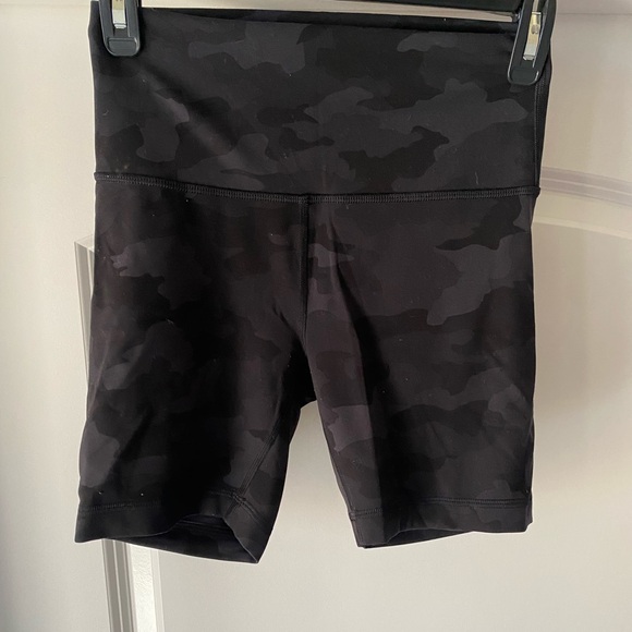 lululemon athletica Pants - Lululemon Size 6 Wunder Train High Rise Short Heritage 365 Camo Deep Coal